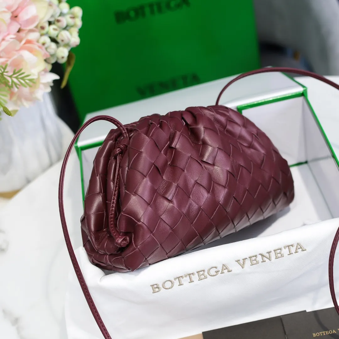 BV cloud bag is in stock, coarse weave, large plaid weave, the pouch cloud bag. Needless to say, this year's most popular bag is not without its reason. The minimalist and slightly wrinkled design is both advanced and a bit lazy. After the new designer came, he directly changed it to a large weave and became super young. It also has a touch of fashion. You must buy it. This year's must-have bag. Size: 22×12×7cm. Real shot ❤️